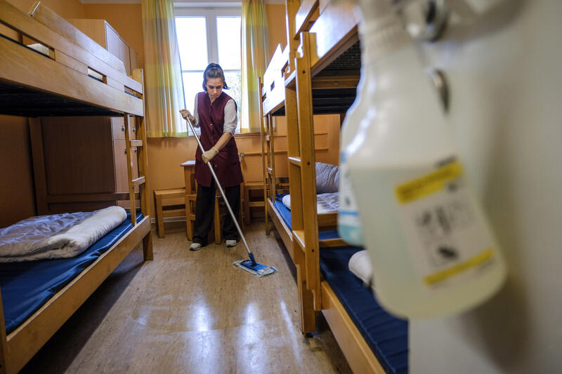 s:77:"Themenfoto: In der Herberge Goslar arbeiten Menschen mit und ohne Behinderung";
