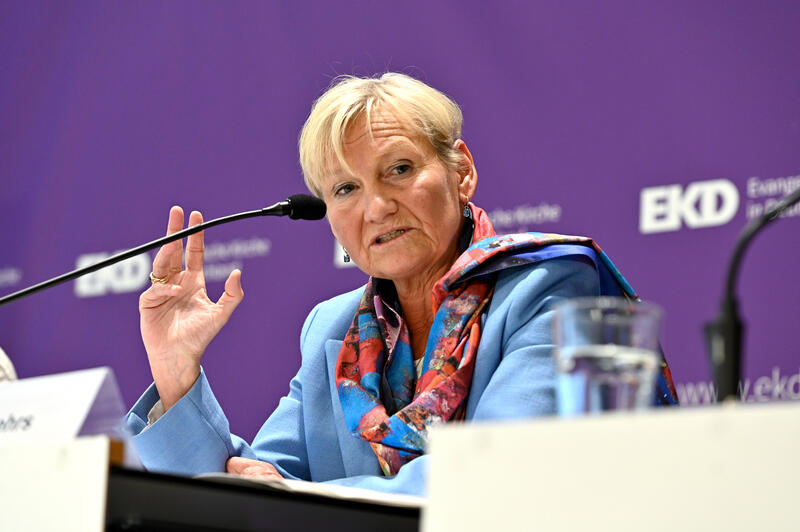 s:59:"Kirsten Fehrs (2024 bei der EKD-Synodentagung in Würzburg)";