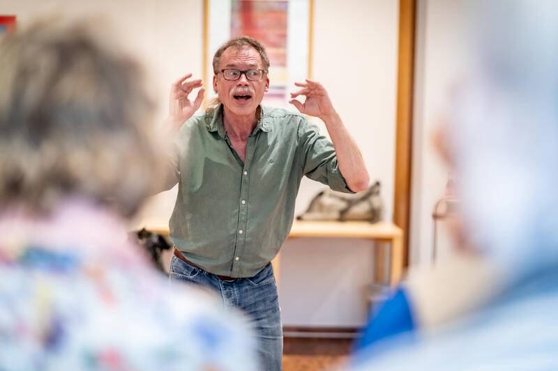s:39:"Der musikalische Leiter Phillip Höhler";