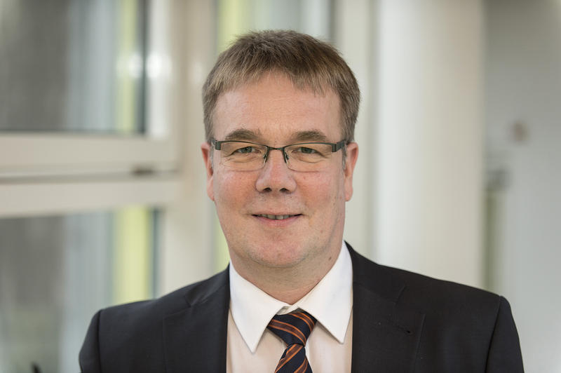 s:112:"Theologe Arends im Jahr 2013 bei seiner Wahl zum lippischen Landessuperintendenten. Nun steht er zur Wiederwahl.";