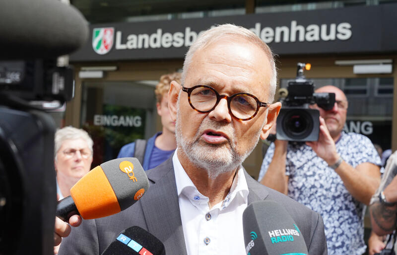 s:54:"Der Frauenarzt bei Interviews vor dem Gerichtsgebäude";