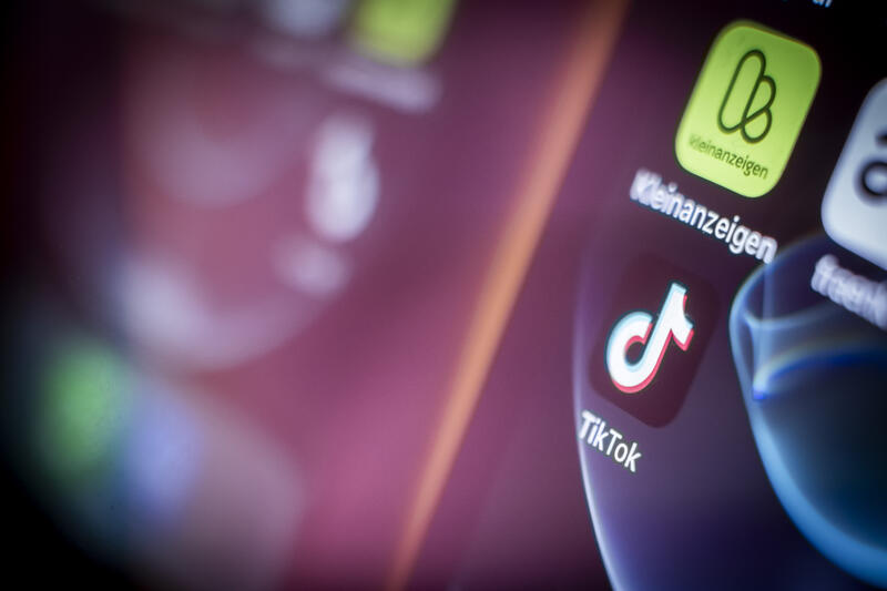 s:50:"Social-Media-App auf einem Smartphone (Themenbild)";