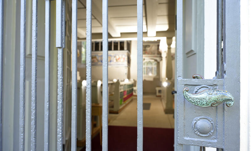 s:80:"Eisengittertür an der evangelischen Kirche Leubnitz-Neuostra im Dresdner Süden";