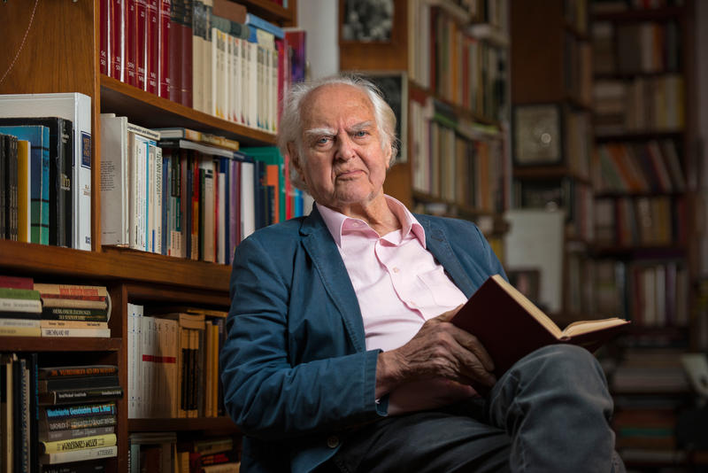 s:60:"Kulturpolitiker Hilmar Hoffmann im August 2015 in Frankfurt.";