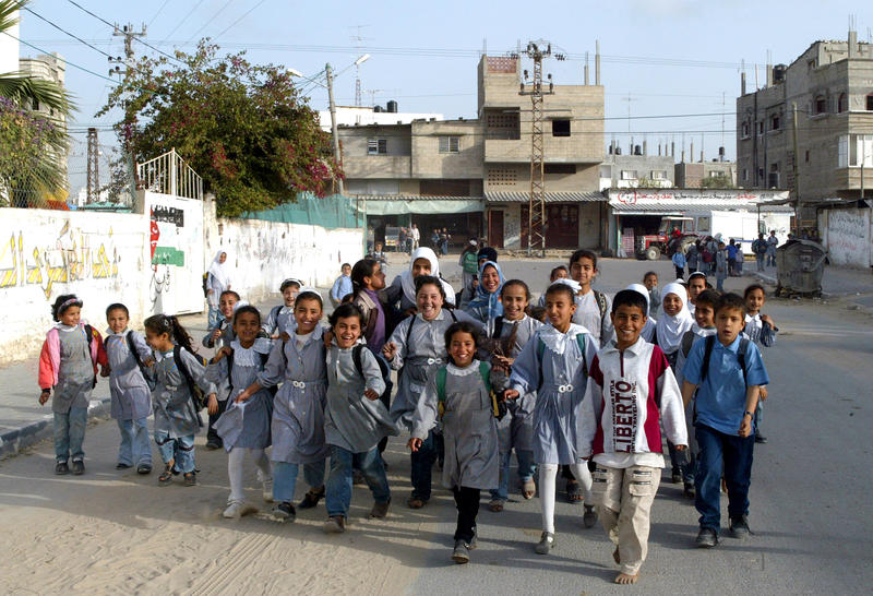 s:148:"Archivbild: Schulkinder auf dem Heimweg in der Ortschaft Biet Hanoun im Gaza-Streifen im Jahr 2002. Die Stadt ist heute entvölkert und unbewohnbar.";