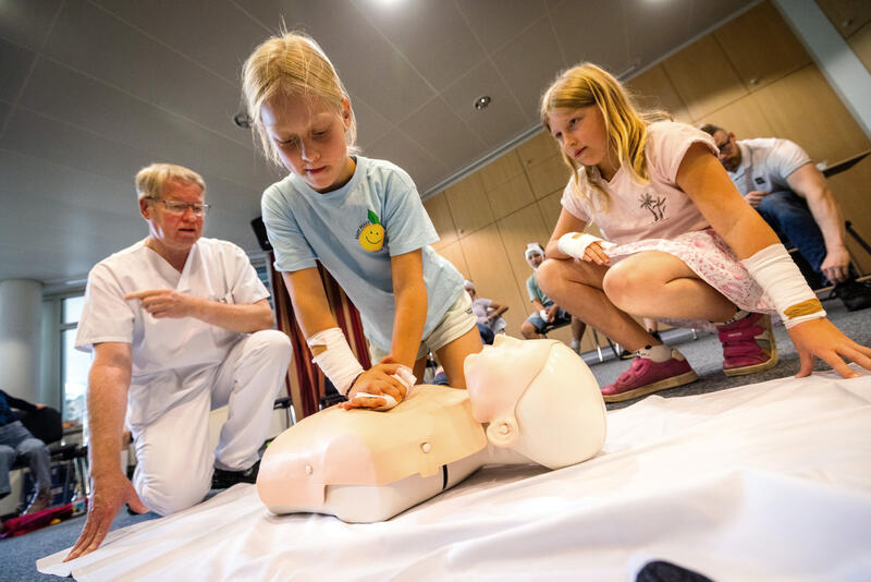 s:69:"Wie Kinder in Erste-Hilfe-Kursen zu potenziellen Lebensrettern werden";