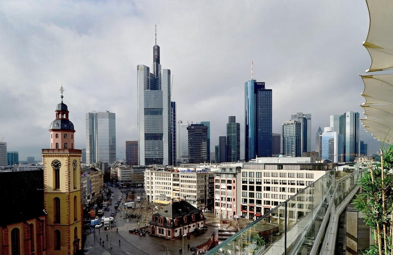s:124:"Frankfurter Bankenskyline mit der St. Katharinenkirche, in der während des Museumsuferfestes Konzerte zu hören sein werden";