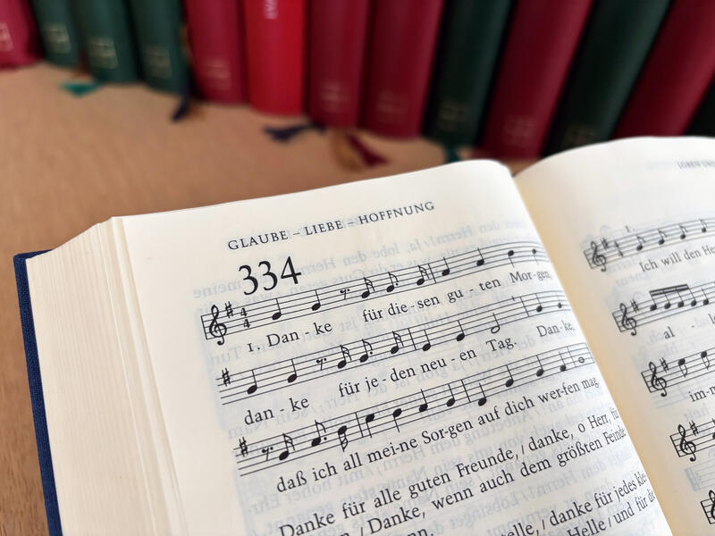 s:79:"Kirchenlied "Danke für diesen guten Morgen" in einem evangelischen Gesangsbuch";