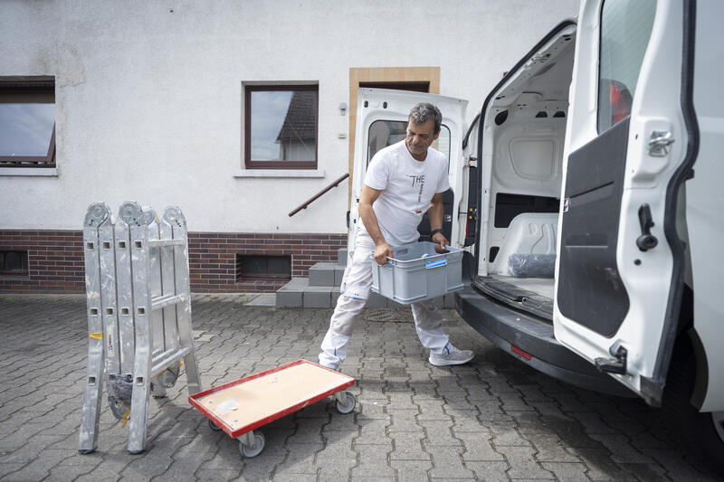 s:146:"Fahad Alkhatib, aus Syrien geflüchteter Palästinenser, hat sich in zehn Jahren als Handwerker in Egelsbach (Hessen) eine neue Existenz aufgebaut";