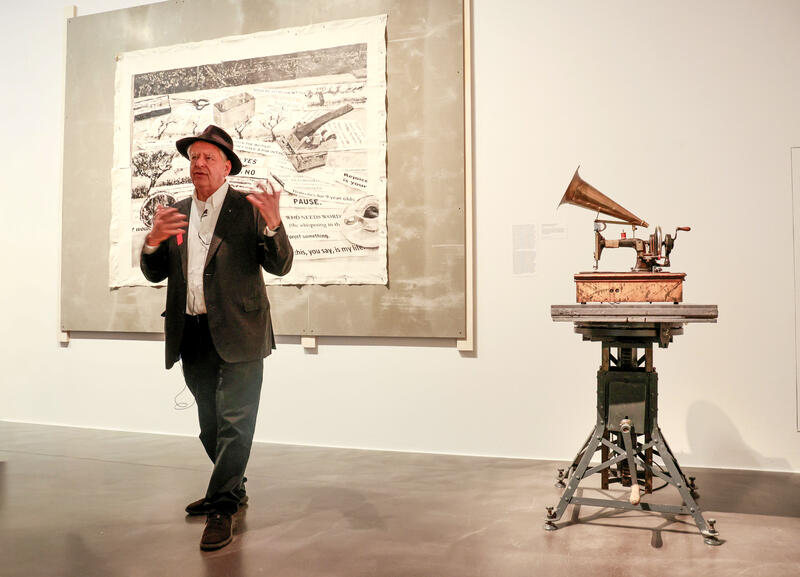 s:54:"William Kentridge in seiner Ausstellung im Albertinum.";