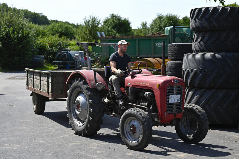 s:97:"Nils Tolle vom ökologischen Landwirtschaftsbetrieb "Hof Tolle" in Calden-Fürstenwald bei Kassel";
