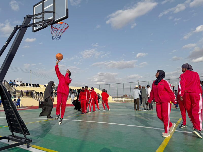 s:81:"Basketballerinnen trainieren auf einem neu eingeweihten Basketballfeld in Garowe.";