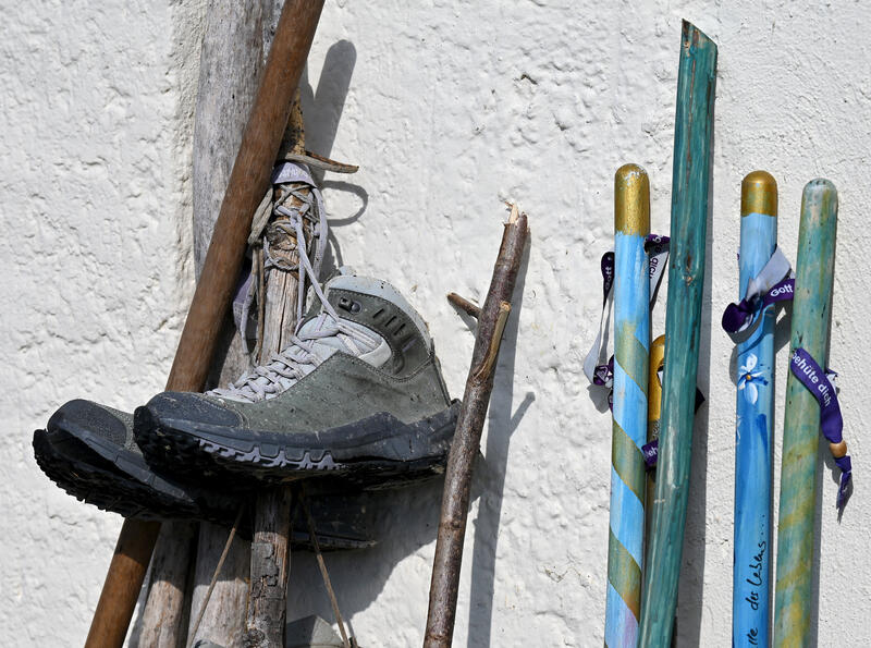 s:29:"Pilgerstäbe und Wanderschuhe";
