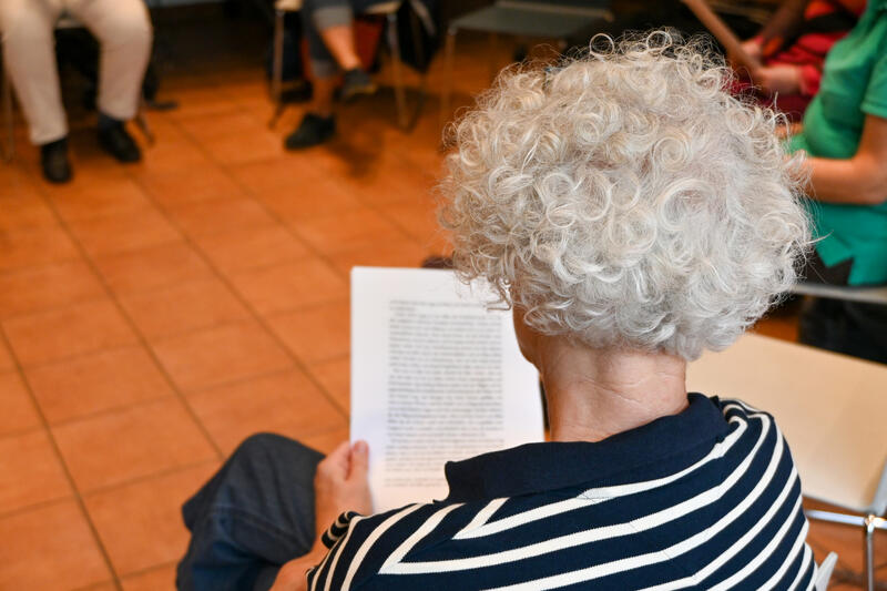 s:69:"Beim "Shared Reading" kommen Unbekannte über Literatur ins Gespräch";