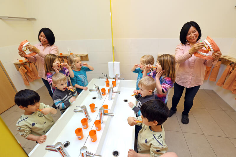 s:149:"Die 50-jährige Elizabeth Yesenia Peimann leitet in der Kita der evangelischen St.-Georgs-Gemeinde in Bremen-Huchting die Kinder beim Zähneputzen an";