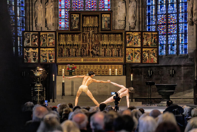 s:78:"Tänzerinnen und Tänzer des Balletts Dortmund im Altarraum der Reinoldikirche";