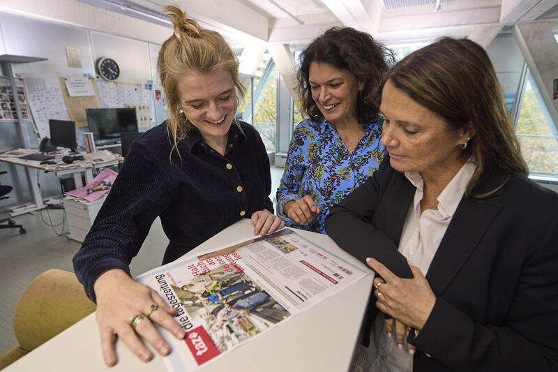 s:170:"Begutachten die letzte werktägliche "taz"-Printausgabe: Katrin Gottschalk (stellv. Chefredakteurin) und die Chefredakteurinnen Ulrike Winkelmann und Barbara Junge (v.l.)";