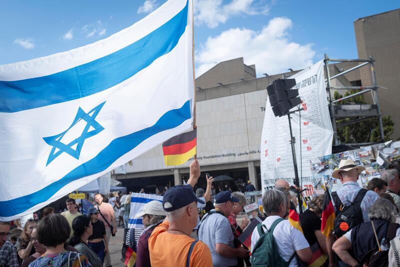 s:69:"Christen erleben in Jerusalem die bevorstehende Rueckkehr der Geiseln";