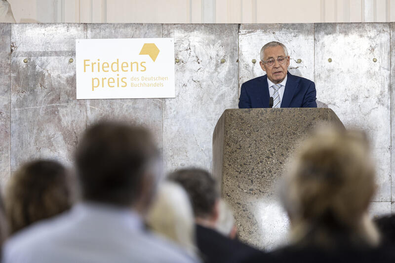 s:37:"Karl Schlögel hält seine Dankesrede";