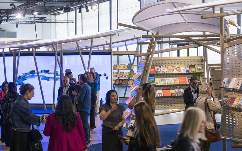 s:95:"Besucher im Pavillon des diesjährigen Gastlandes Philippinen auf der 77. Frankfurter Buchmesse";