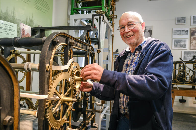 s:60:"Im Turmuhren-Museum bestimmen Zahnraeder und Pendel die Zeit";