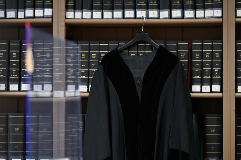 s:31:"Richterrobe in einer Bibliothek";