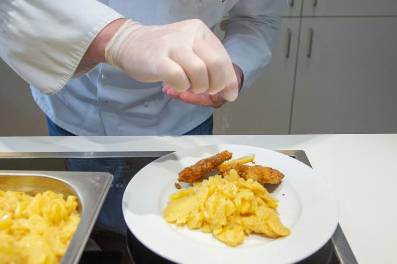 s:147:"In der Lebensmittelherstellung sowie bei Köchinnen und Köchen traf dies laut Statistischem Bundesamt auf mehr als die Hälfte der Beschäftigten.";
