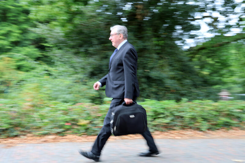 s:58:"Zu Fuss zur Arbeit: 30.000 Kilometer auf dem Weg ins Buero";