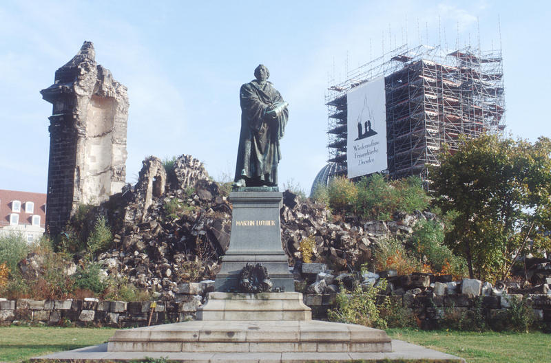 s:115:"Sinnbild für die Zerstörung des Krieges: Ruine der mittlerweile wieder aufgebauten Frauenkirche in Dresden (1992)";
