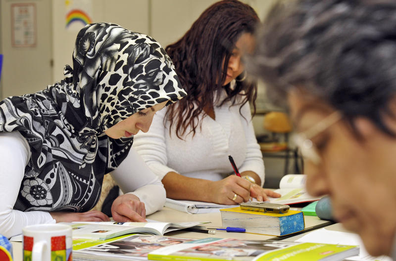 s:143:"Im Schuljahr 2024/25 haben rund 441.100 Menschen aus dem Ausland die allgemeinbildenden und beruflichen Schulen in Nordrhein-Westfalen besucht.";