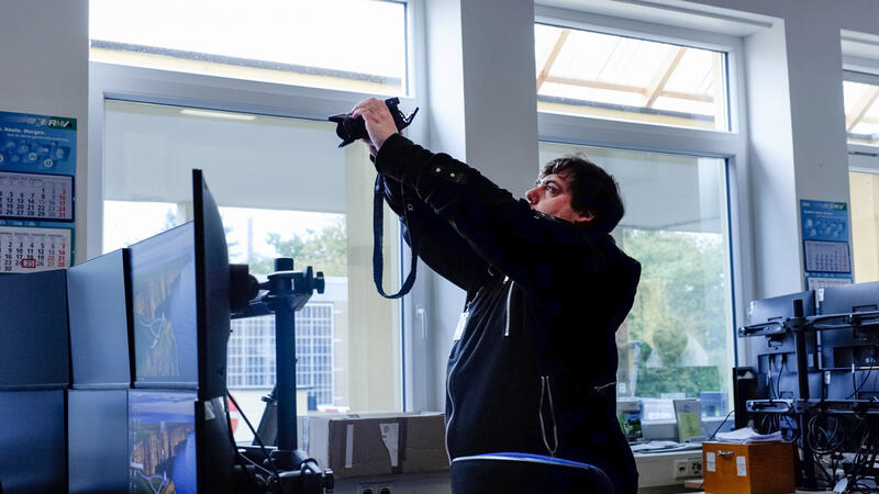 s:41:"Sebastian Herzberger während eines Drehs";