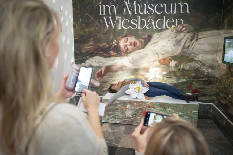 s:63:""Swifties" vor dem "Ophelia"-Gemälde im Landesmuseum Wiesbaden";