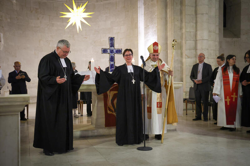 s:168:"Die westfälische Präses Ruck-Schröder (Mitte) und der palästinensische Bischof Sani Ibrahim Azar (r.) während des Gottesdienstes zum Reformationsfest in Jerusalem.";