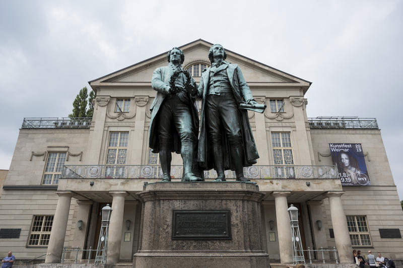 s:65:"Denkmal von Goethe und Schiller vor dem Nationaltheater in Weimar";