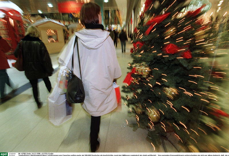 s:44:"Eine Frau erledigt ihre Weihnachtseinkäufe.";