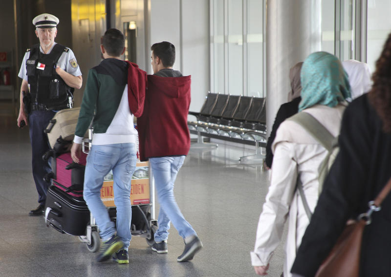 s:55:"Syrische Flüchtlinge reisen zurück in ihr Heimatland.";