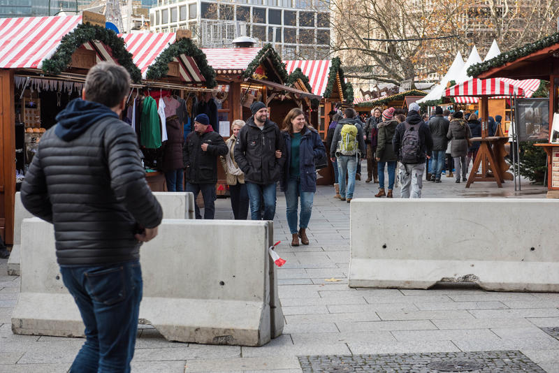 s:78:"Zum Schutz des Weihnachtsmarktes wurden Betonklötze aufgestellt (Archivbild).";