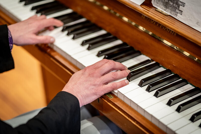 s:24:"Hände auf einem Klavier";