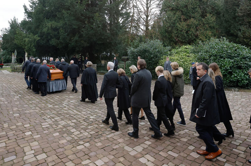 s:42:"Wie man Trauernden sein Beileid ausspricht";