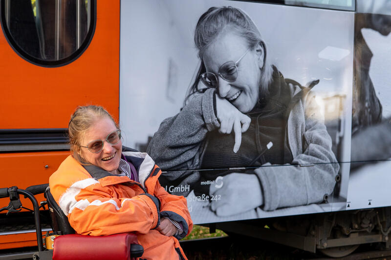 s:55:"Bielefelder "Bethel-Bahn" fährt mit neuen Foto-Motiven";