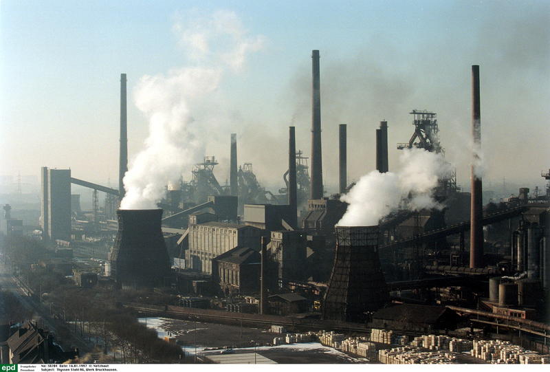 s:112:"Schornsteine der Thyssen Stahl AG, heute Thyssenkrupp Steel, bestimmen seit 150 Jahren das Bild des Ruhrgebiets.";