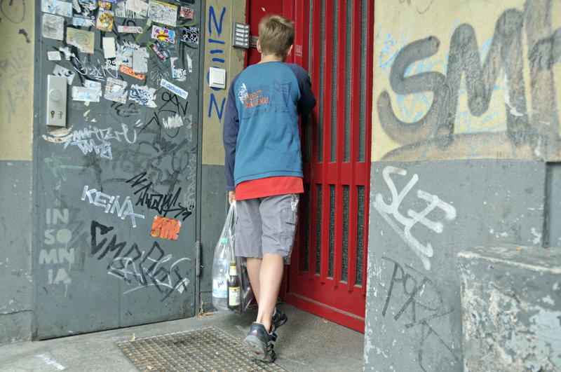 s:68:"Ein Junge verdient sein Taschengeld durch Sammeln von Pfandflaschen.";