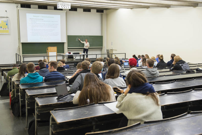 s:37:"Vorlesung in der Goethe- Universität";