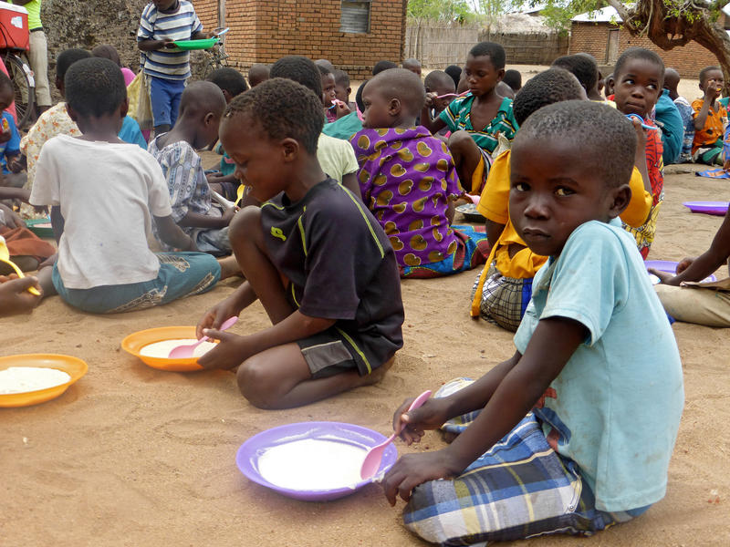 s:51:"Schülerinnen und Schüler erhalten ihr Schulessen.";