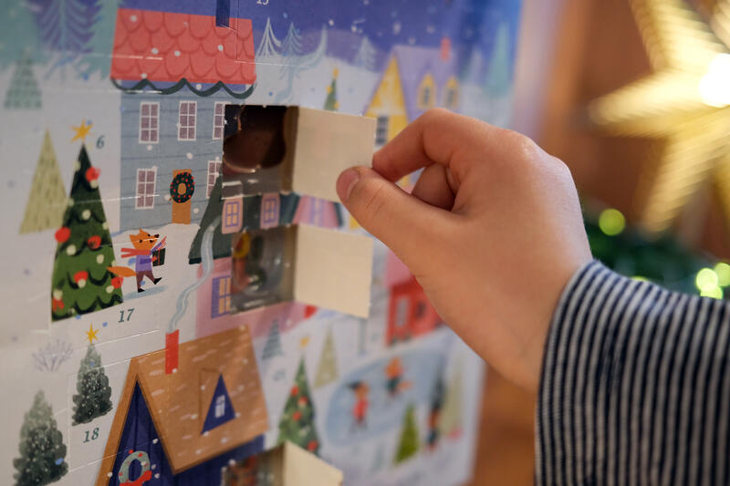 s:95:"Adventskranz und Adventskalender sind beliebte Bräuche bei vielen Menschen in der Adventszeit.";