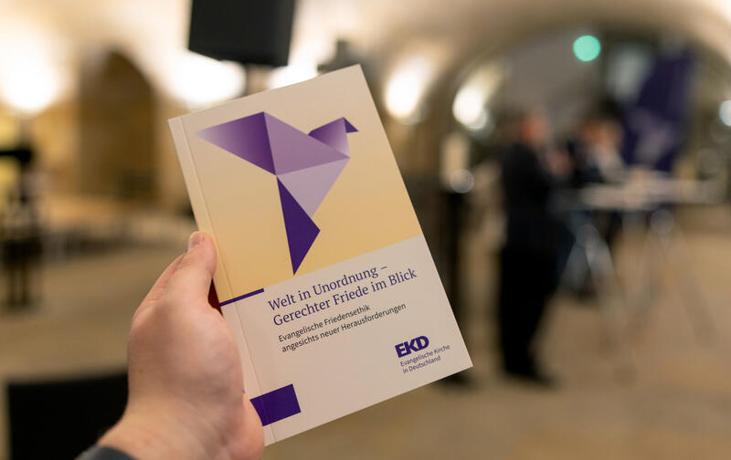 s:92:"Vorstellung der Friedensdenkschrift wÄhrend der 6. Tagung der 13. Synode der EKD in Dresden";