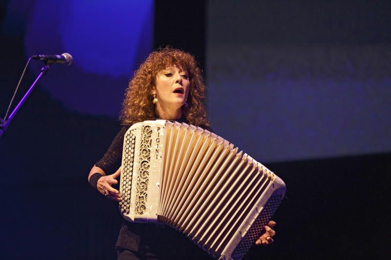 s:60:"Die französische Akkordeon- und Tangomusikerin Lydie Auvrey";