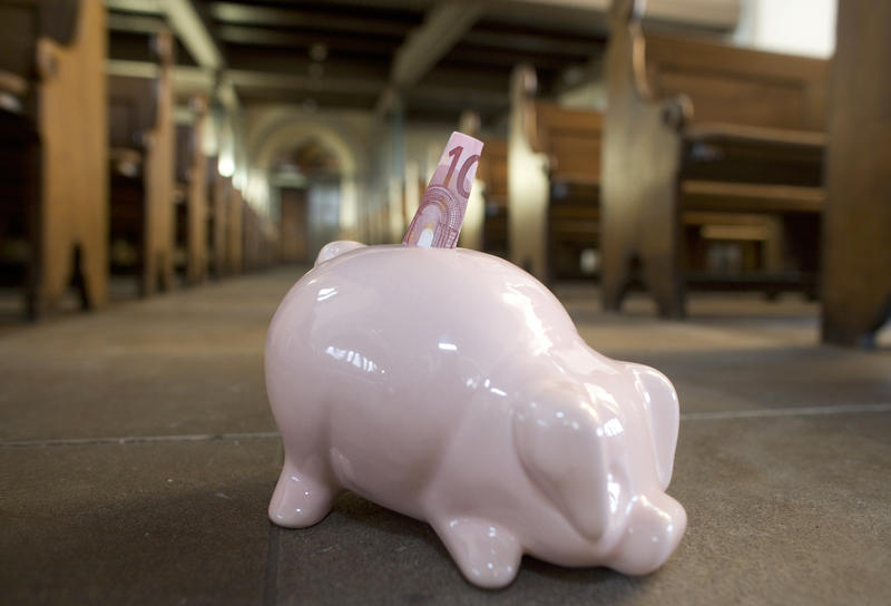 s:76:"Die Landeskirche rechnet mit zurückgehenden Kirchensteuern und muss sparen.";