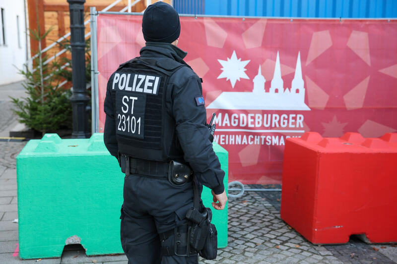 s:59:"Polizist am Rande des Magdeburger Weihnachtsmarkts (20.11.)";