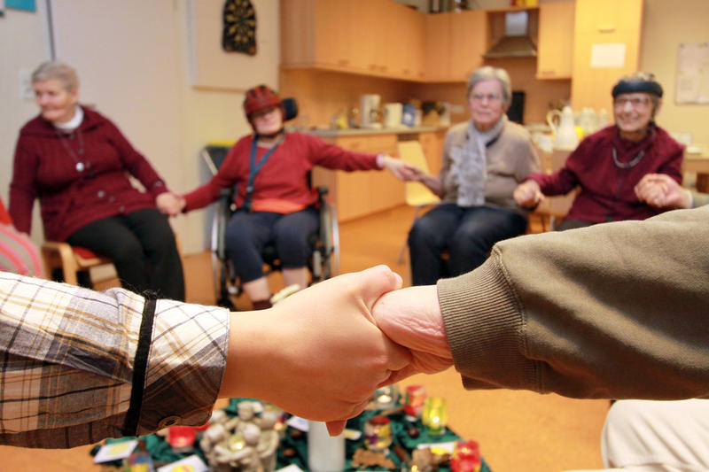 s:119:""Kraftkreis" als Hilfe für eine Trauernde im Trauercafé für Erwachsene mit einer geistigen Behinderung (Archivbild).";